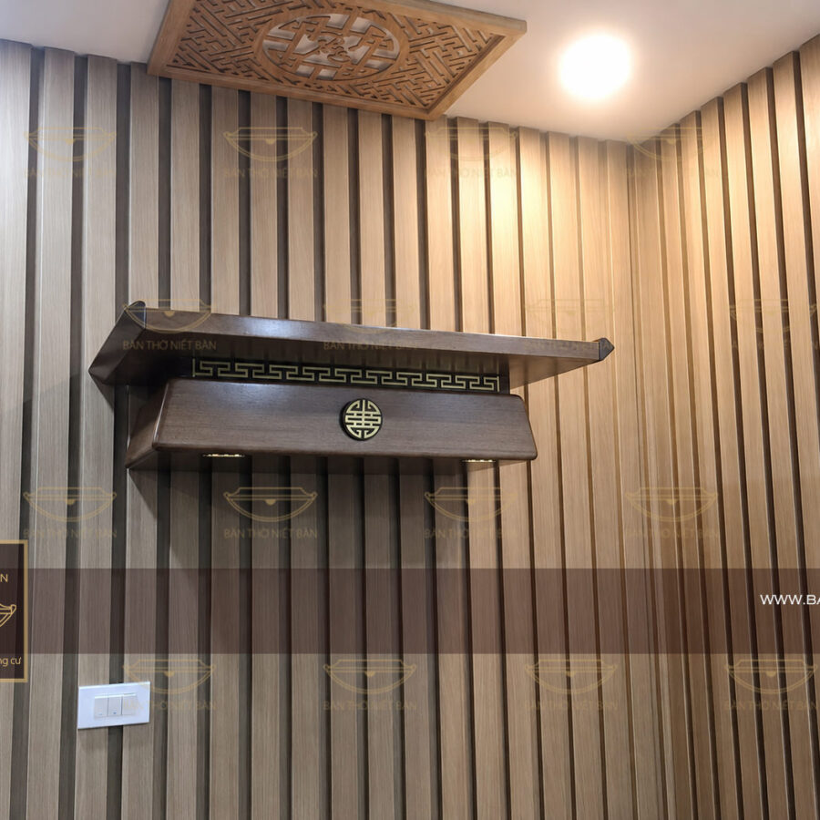 Bàn thờ treo tường size lớn lắp đặt trong không gian phòng khách chung cư hiện đại