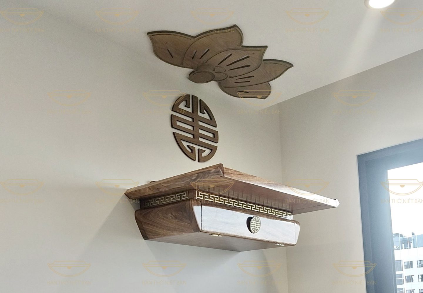 Bàn thờ treo tường màu sáng lắp đặt trong căn hộ chung cư