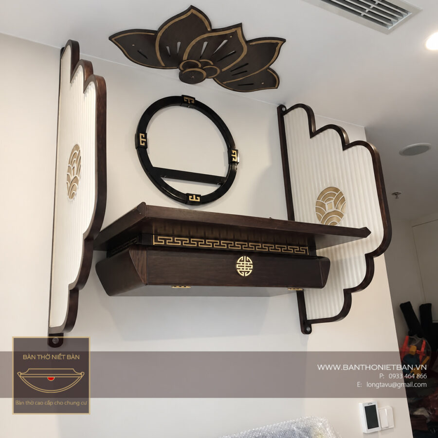 Bàn thờ Nghinh Lộc kết hợp vách ngăn Tụ Vân, vòng Viên Hồi